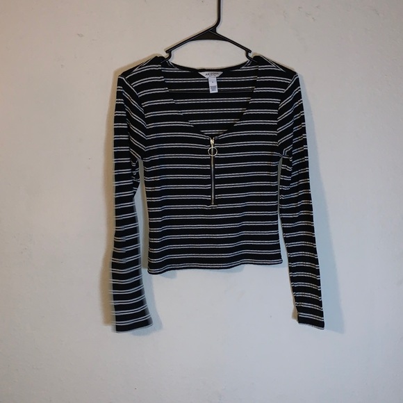 Arizona jean company size medium black a white crop top with zipper. - Picture 1 of 4